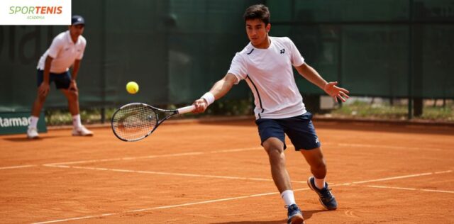 jugador haciendo drop shot en cancha de arcilla