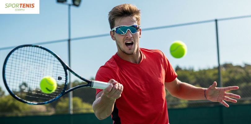 ¿Cómo Elegir las Mejores Gafas Deportivas para el Tenis? 1 Jugador de tenis con gafas deportivas polarizadas en cancha al aire libre