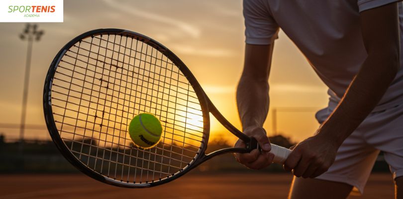 Raqueta de tenis ideal según estilo de juego en cancha de arcilla