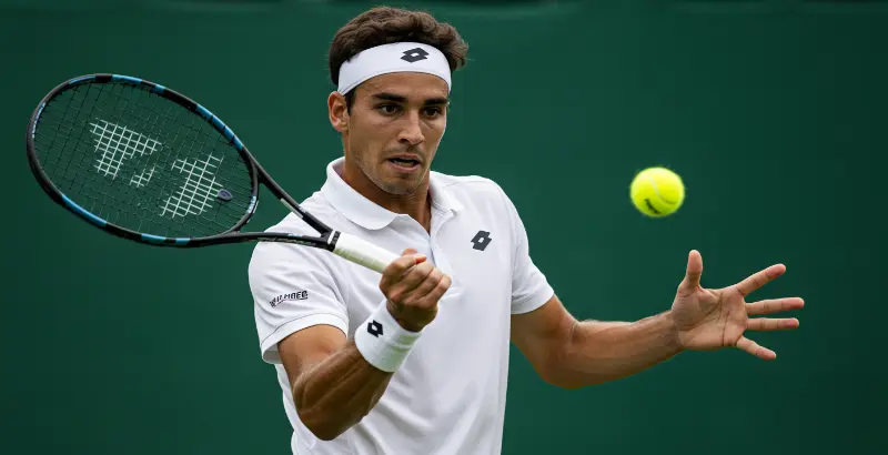 osición correcta para ejecutar un revés cruzado a dos manos en tenis